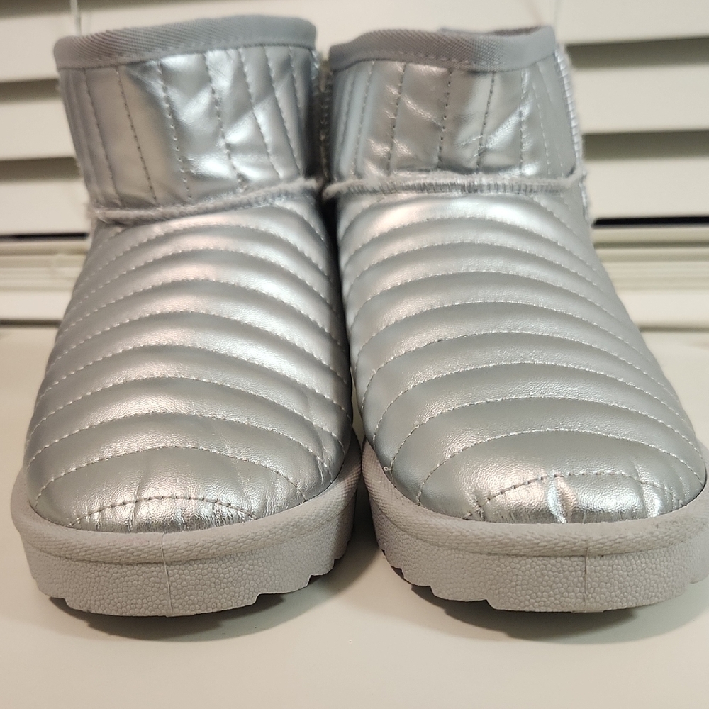 Fashion Nova Kids Metallic Silver Quilted Slippers